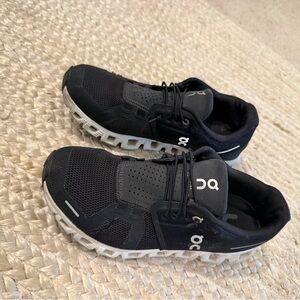 On Cloud black sneakers size 8
